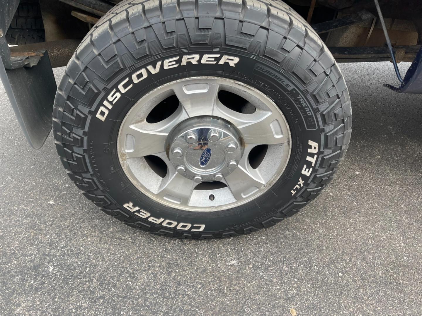 2015 Blue /Gray Ford F-350 SD XLT SuperCab Long Bed 4WD (1FT8X3B68FE) with an 6.2L V8 OHV 16V engine, 6-Speed Automatic transmission, located at 11115 Chardon Rd. , Chardon, OH, 44024, (440) 214-9705, 41.580246, -81.241943 - This 2015 Ford F-350 XLT Supercab 4WD, equipped with a robust 6.2L V8 engine and a 6-speed automatic transmission, offers substantial power and capability, suited for both work and recreational towing needs. It ensures driver comfort with a power driver's seat and power-adjustable pedals, coupled wi - Photo#7